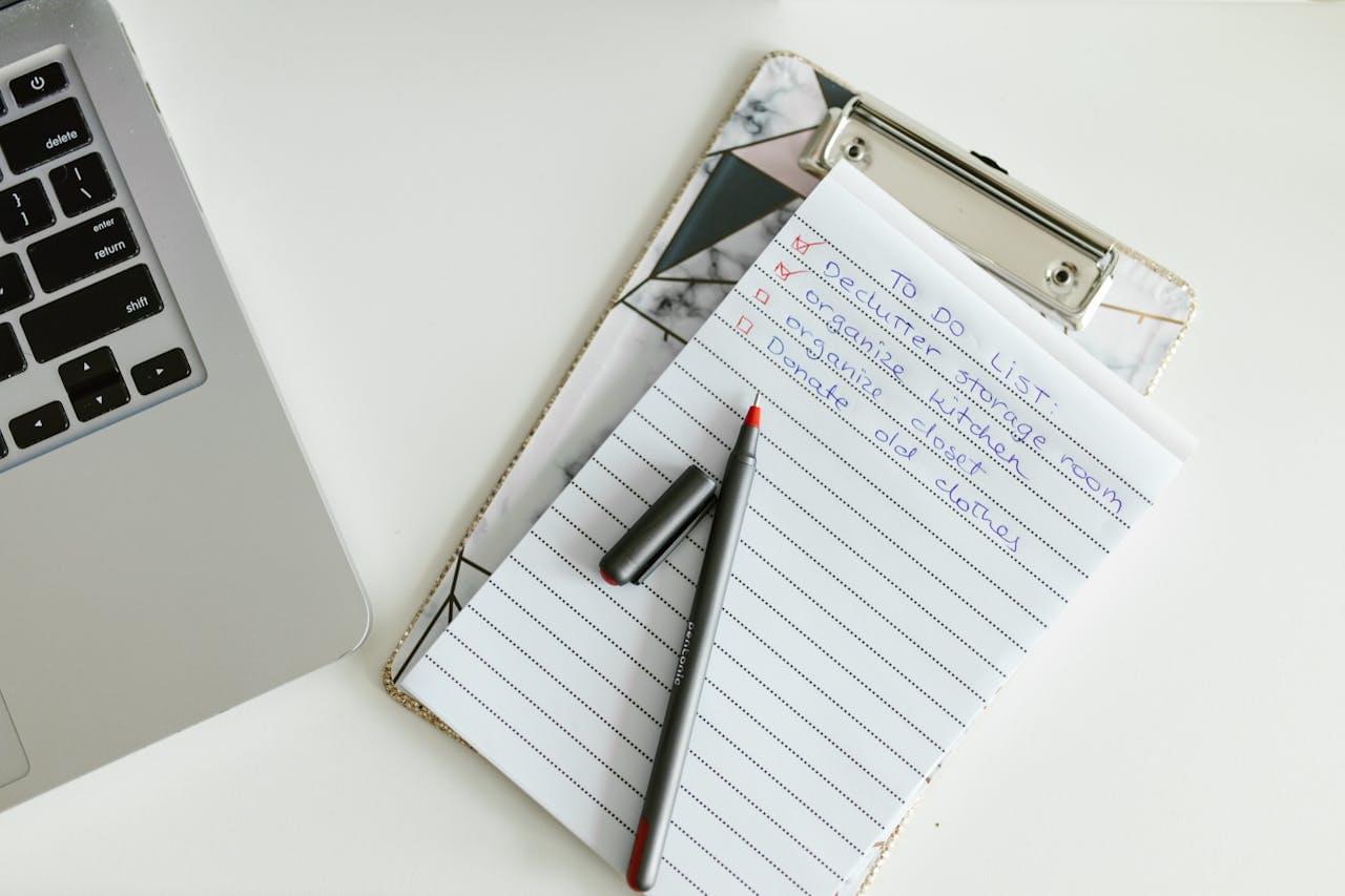 Открытый блокнот и клавиатура на столе